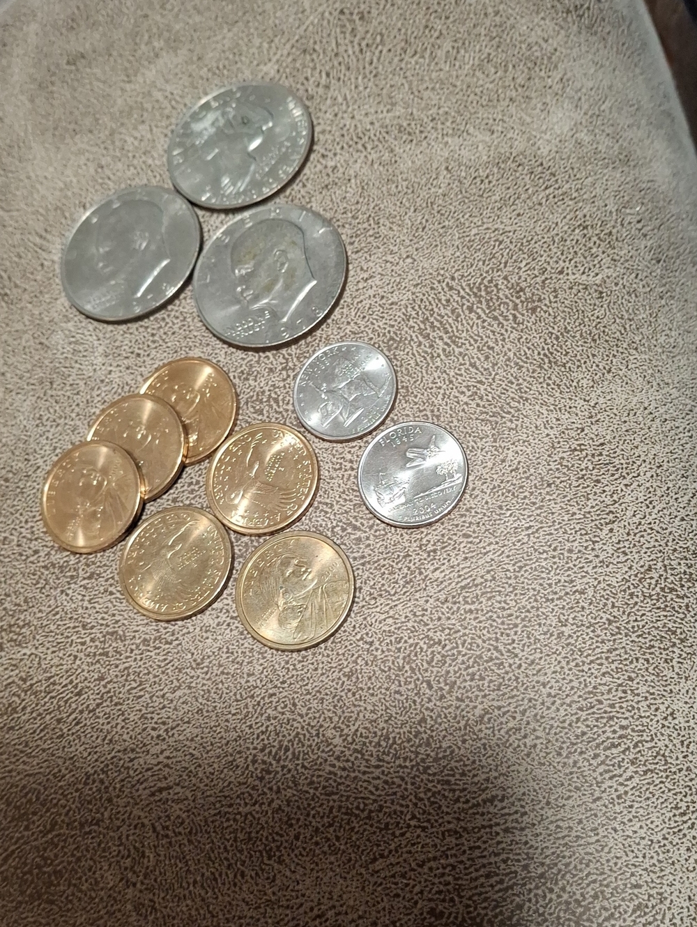 Mixed U.S. Coins - Silver and Gold Tones